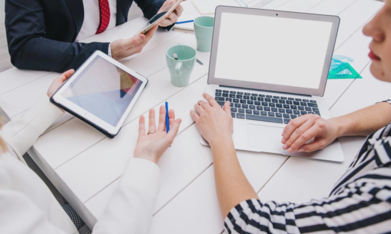 Professionelle Finanzberatung in modernem Büro mit persönlicher Atmosphäre