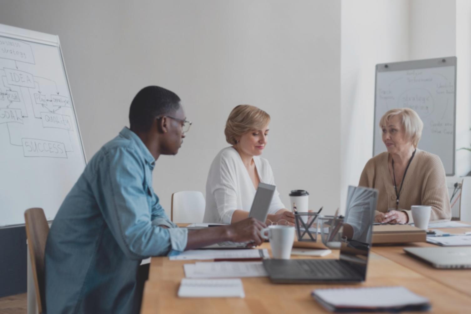 Modernes Büro mit Finanzunterlagen und digitalen Tools für Finanzberatung